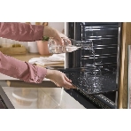 Встраиваемая электрическая духовка 60 см Gorenje Полезный объем: 77 л, Сенсорный программатор IconLED, Плавное открывание и закрывание дверцы, Решетка, Частично выдвижные телескопические направляющие на 1-м уровне, Дверца CompactDoor: 2 стекла + 1 термослой, Механический замок дверцы, Габаритные размеры (вхшхг): 59,5 59,5 56,4 см, Вес (брутто/нетто): 31/29 кг