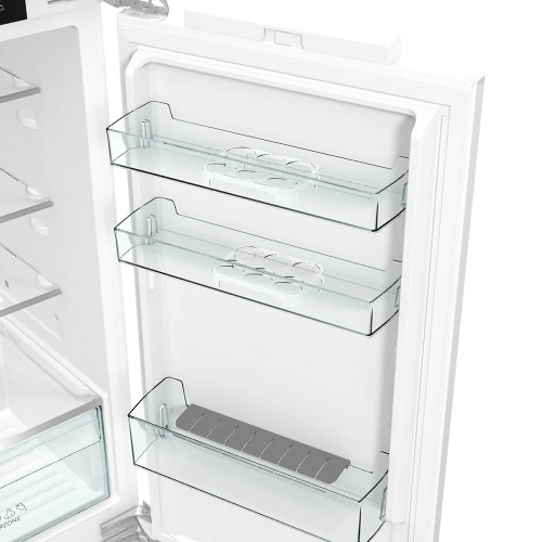 Встраиваемый холодильник Gorenje NRKI517142, полезный объем 243 л, электронное управление, цифровой дисплей, автоматическое размораживание No Frost, быстрое замораживание, интенсивное охлаждение, зона свежести с контролем влажности, слайдерное крепление, энергоэффективность А+