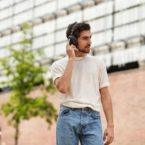 Беспроводные/проводные наушники Sennheiser Momentum 4 Wireless черный, полноразмерные, Bluetooth + Jack 3.5 мм, активное шумоподавление, до 60 ч